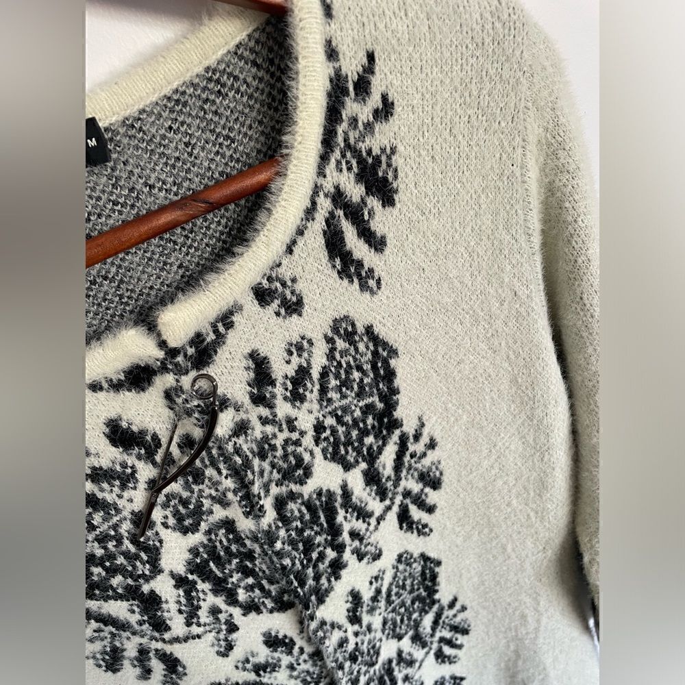 Unique woman’s black and white sweater size small - Picture 6 of 6